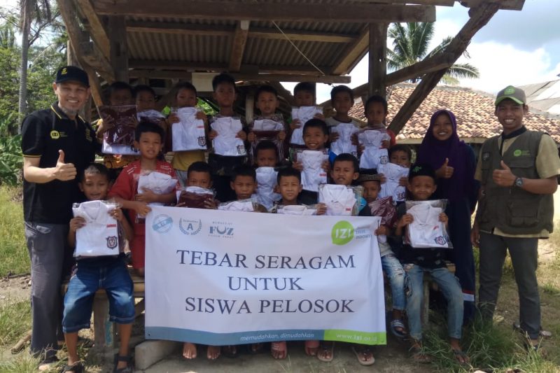 Tebar Seragam Siswa Pelosok
