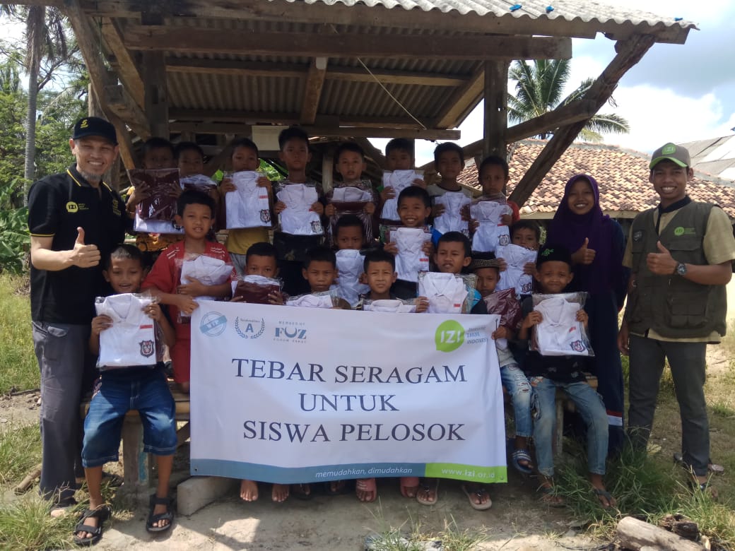 Tebar Seragam Siswa Pelosok