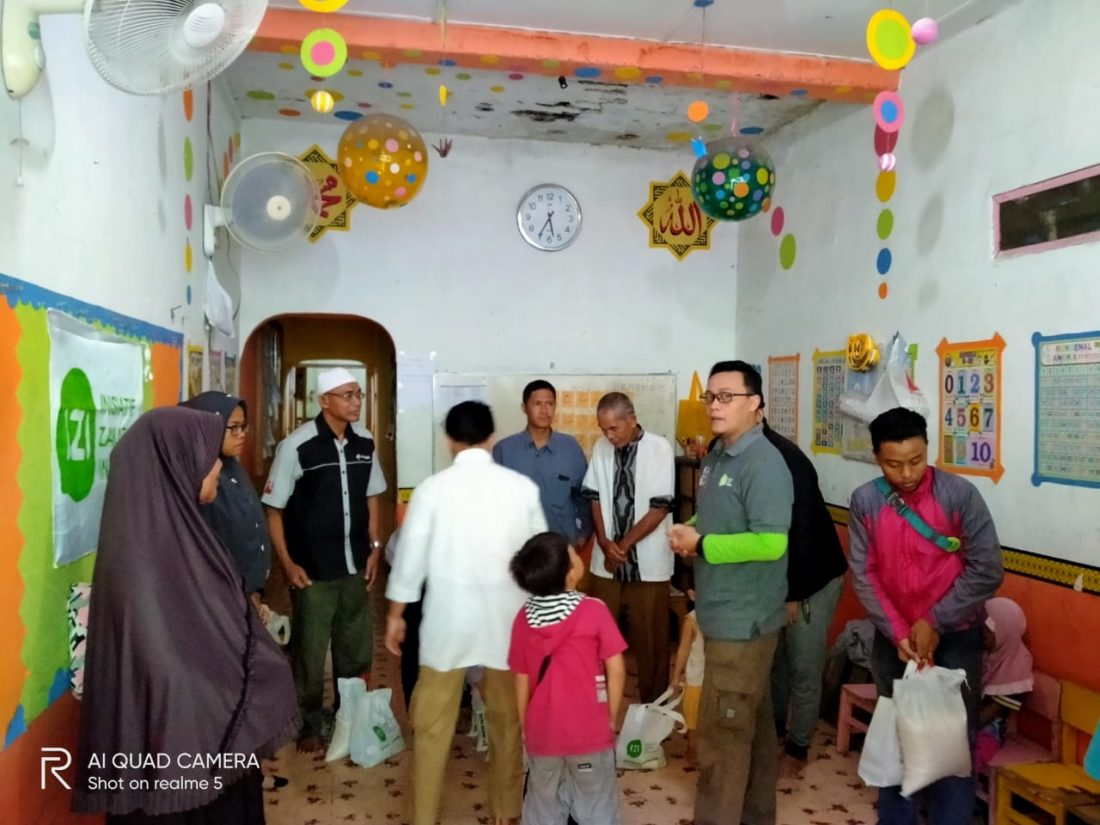 suasana pembagian sembako IZI Sumut