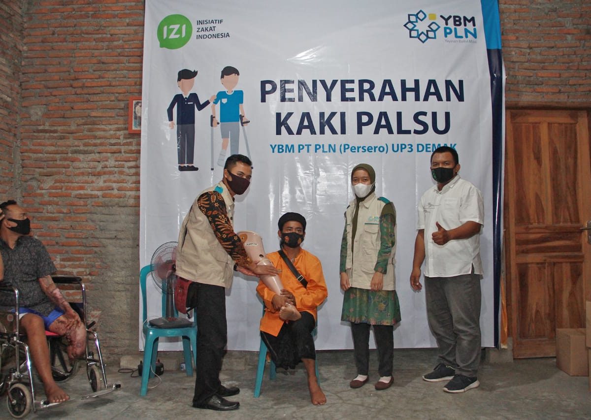 YBM PLN Demak bersama IZI Jateng menyerahkan bantuan kaki palsu kepada lima orang penyandang disabilitas