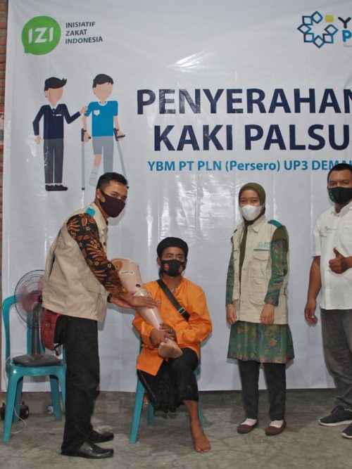 YBM PLN Demak bersama IZI Jateng menyerahkan bantuan kaki palsu kepada lima orang penyandang disabilitas