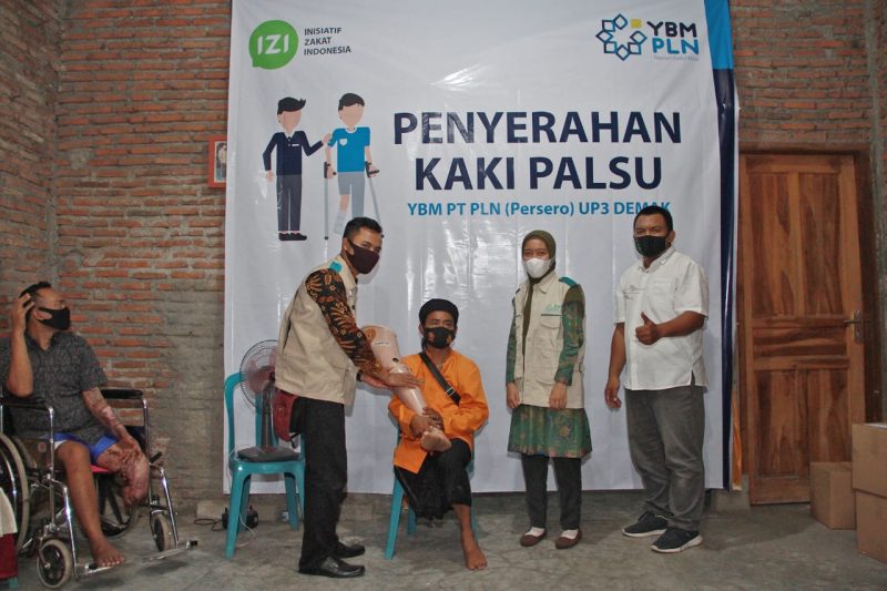 YBM PLN Demak bersama IZI Jateng menyerahkan bantuan kaki palsu kepada lima orang penyandang disabilitas