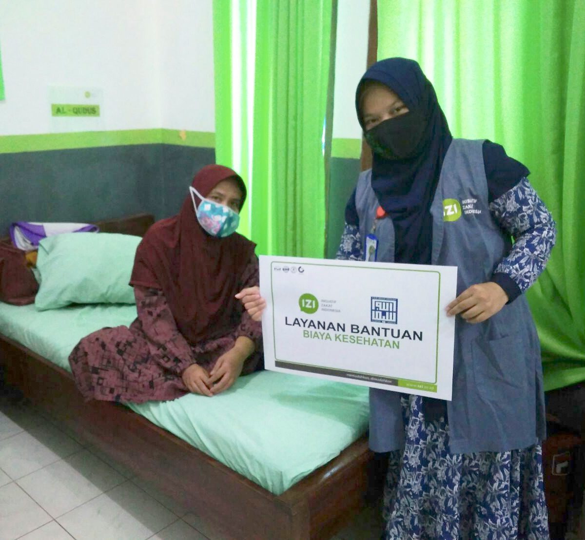IZI Banten menyalurkan bantuan kepada Omih, penderita kerusakan rongga mulut dan rahang