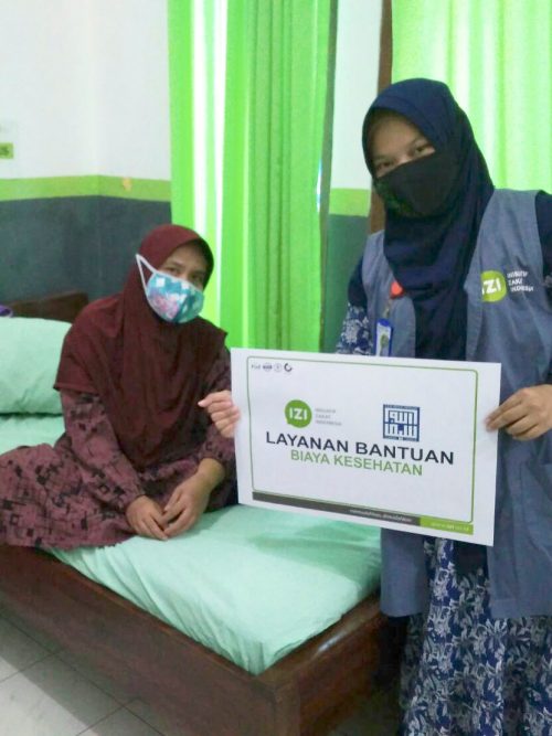 IZI Banten menyalurkan bantuan kepada Omih, penderita kerusakan rongga mulut dan rahang