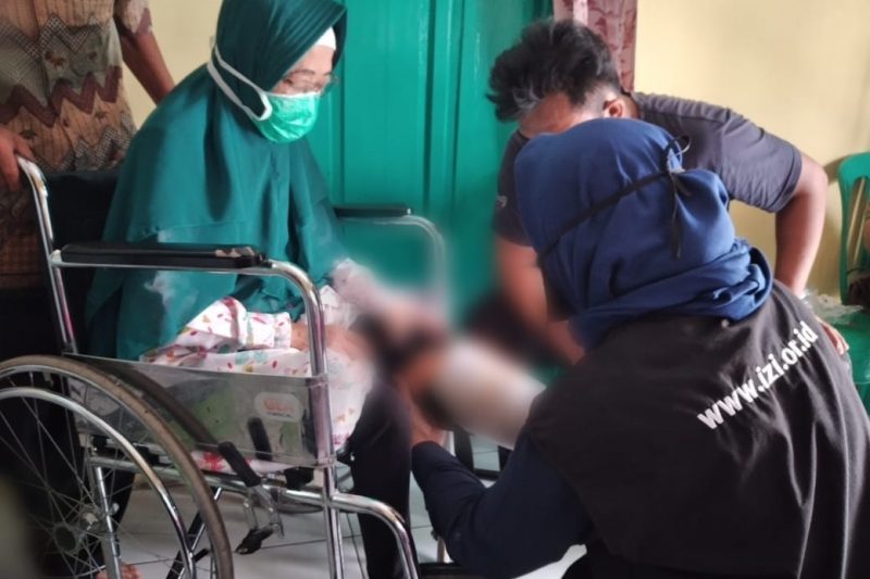 IZI Gotong Royong Berikan Kaki Palsu untuk Difabel