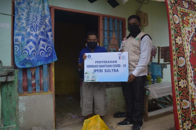 IZI gotong royong dengan IPEBI Sultra salurkan bantuan Covid-19 berupa paket sembako