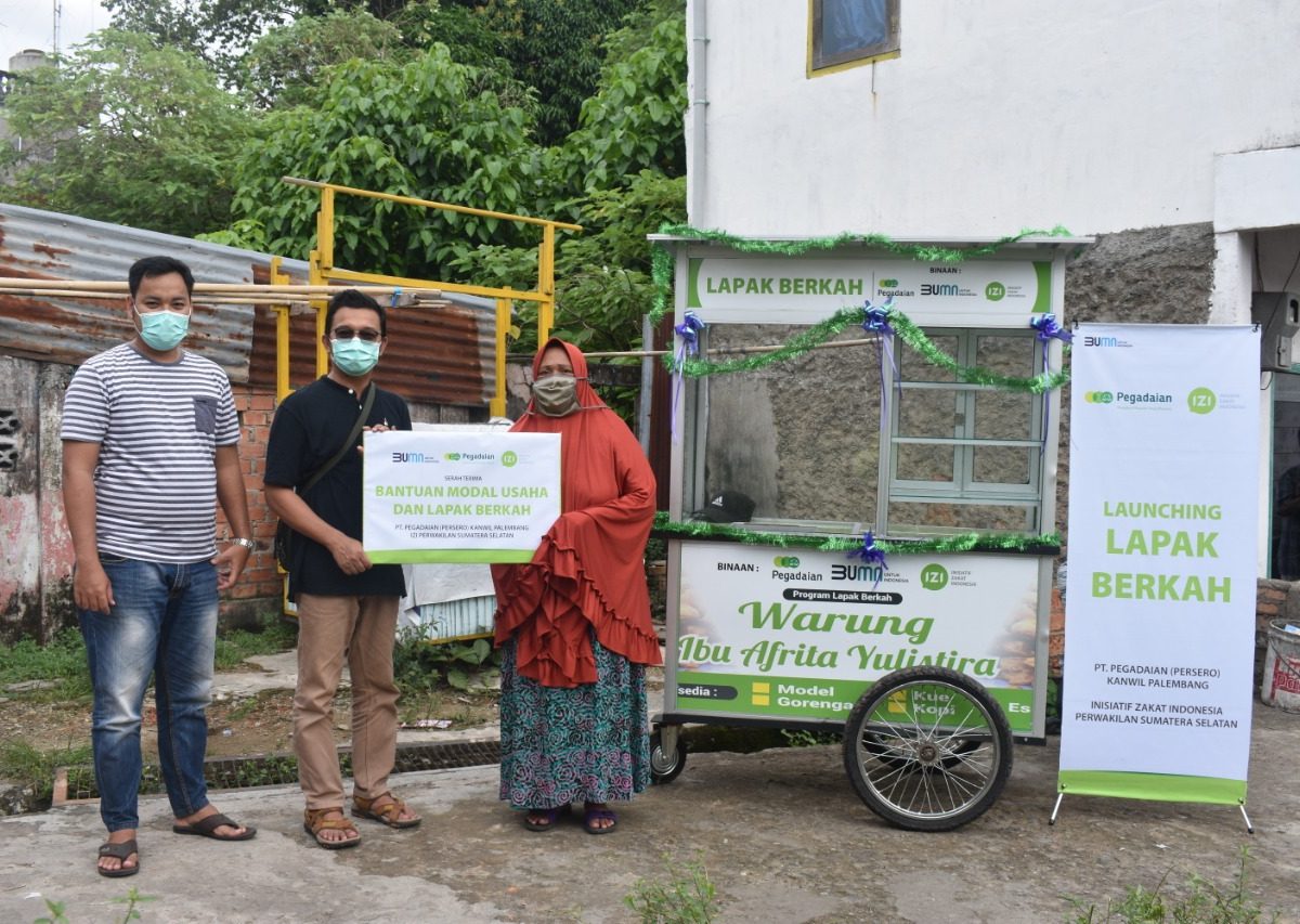 Penyerahan Lapak Berkah dan bantuan modal usaha yang diprakarsai Pegadaian Kanwil III Palembang dan IZI Sumsel