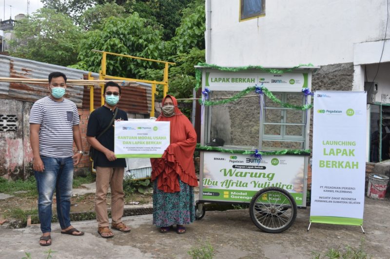 Penyerahan Lapak Berkah dan bantuan modal usaha yang diprakarsai Pegadaian Kanwil III Palembang dan IZI Sumsel