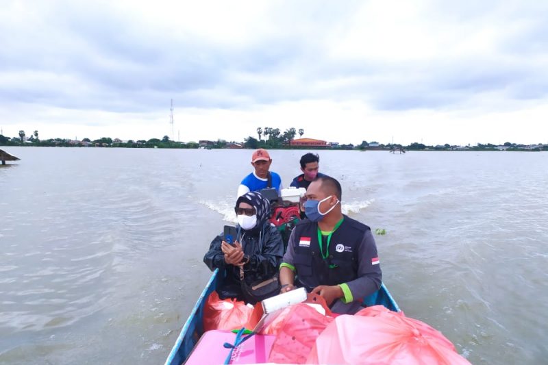 Tim IZI Sulsel melakukan tanggap bencana banjir Makassar, meraih titik yang masih sulit diakses di kelurahan Tamangapa