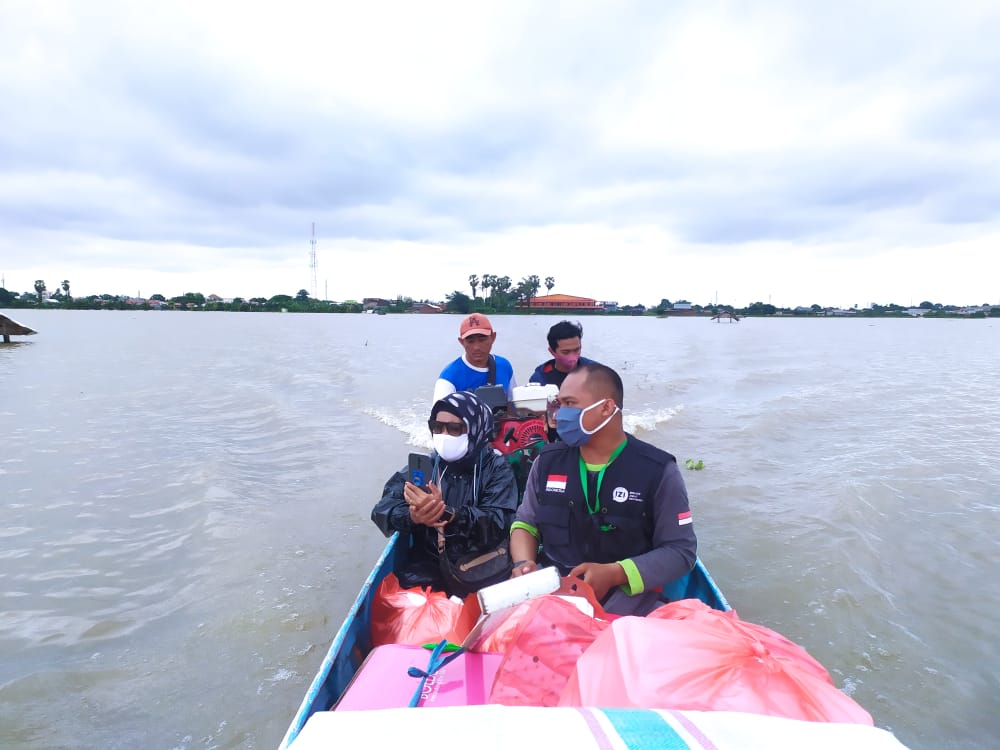 Tim IZI Sulsel melakukan tanggap bencana banjir Makassar, meraih titik yang masih sulit diakses di kelurahan Tamangapa