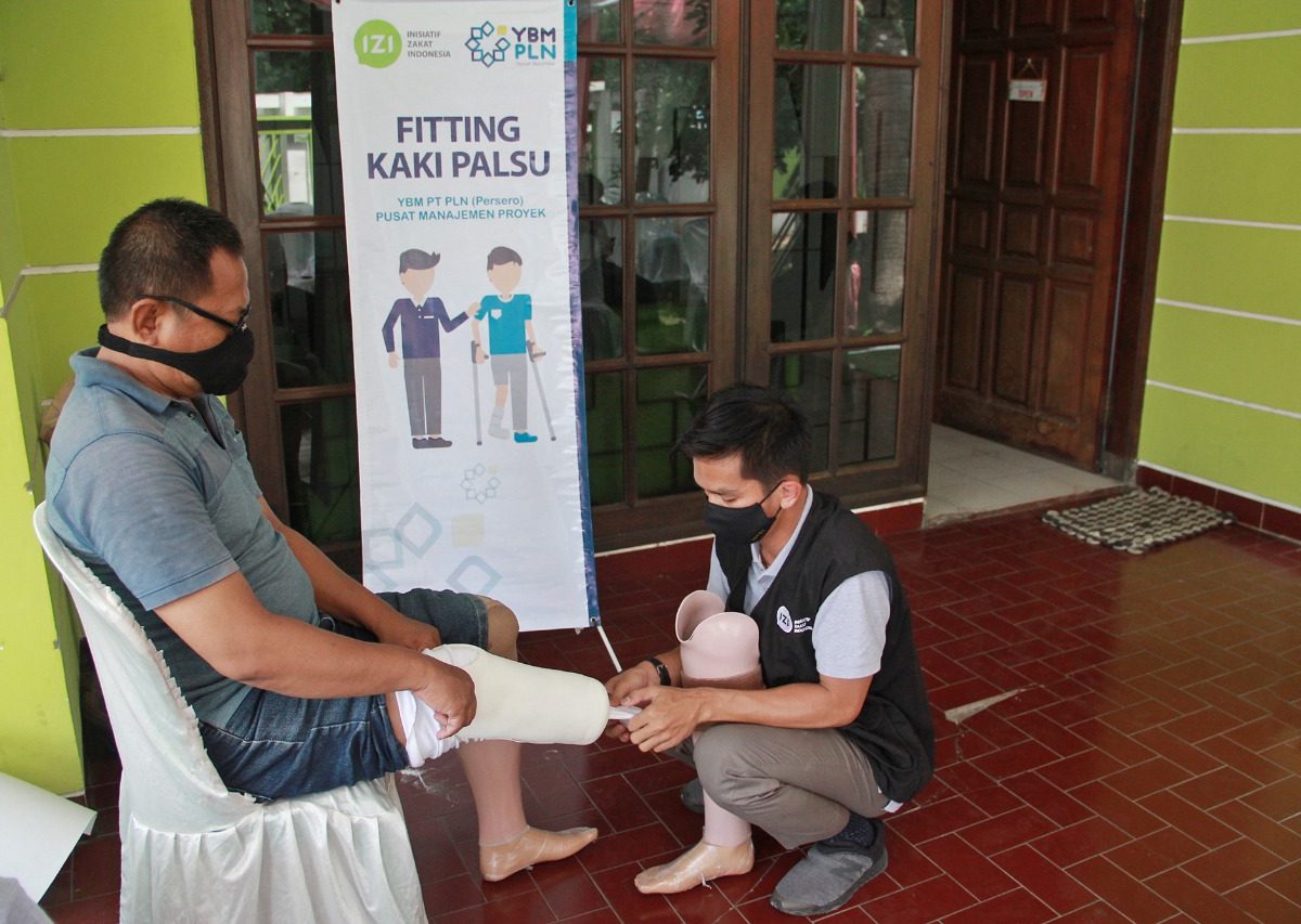YBM PLN dan IZI Bersinergi dalam Bantuan Kaki Palsu untuk Disabilitas