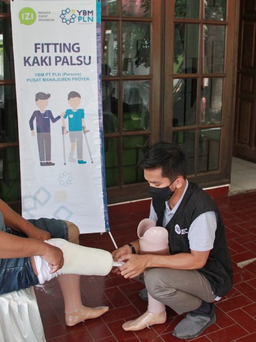 YBM PLN dan IZI Bersinergi dalam Bantuan Kaki Palsu untuk Disabilitas