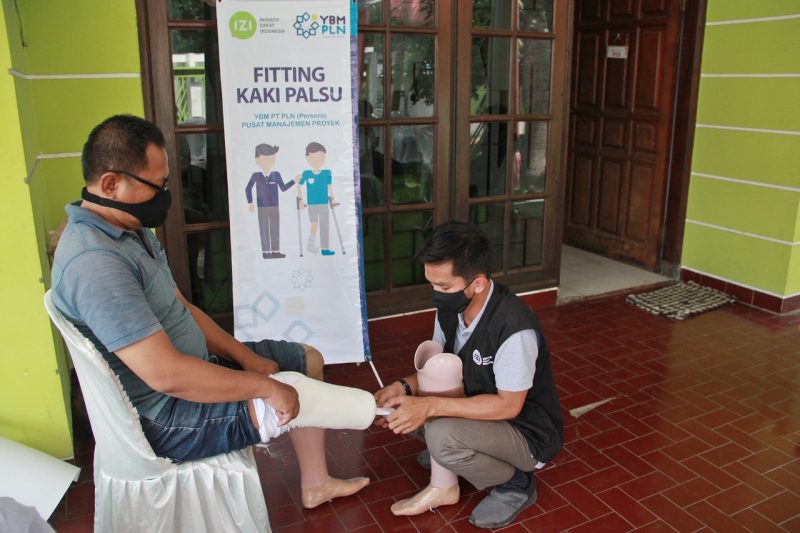 YBM PLN dan IZI Bersinergi dalam Bantuan Kaki Palsu untuk Disabilitas